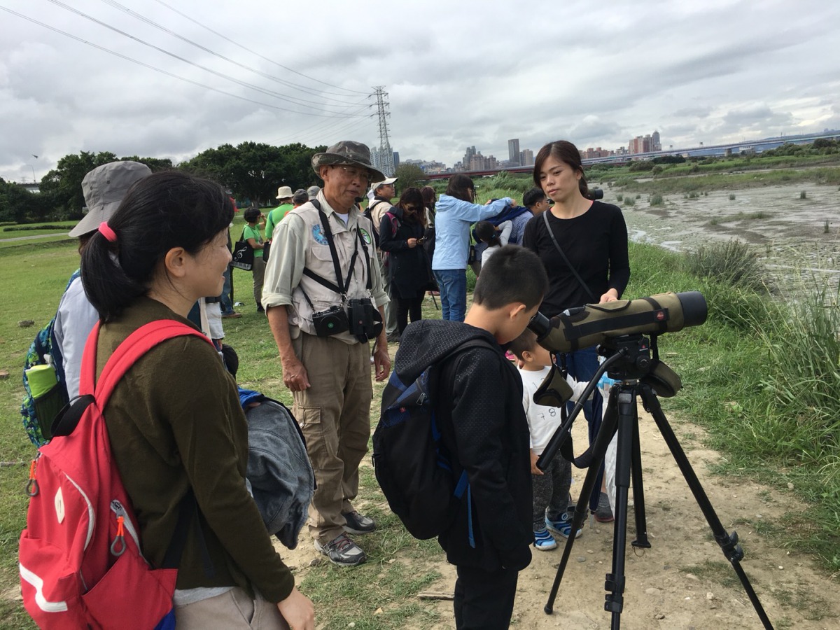 民眾透過活動認識華江濕地,親近生態。台北市動保處/提供