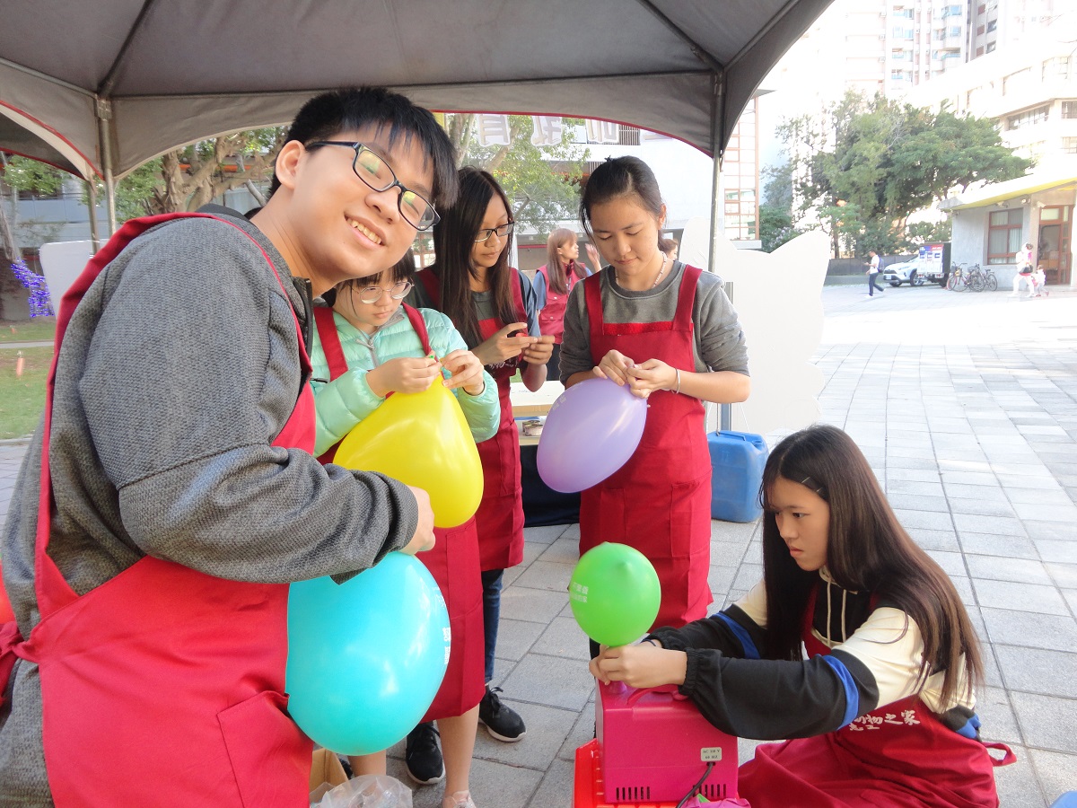 新北市動保處到光興國小校慶設攤，丹鳳高中學生協助氣球充氣前置作業。新北市動保處/提供