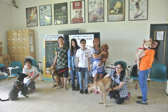 支持教養不棄養,用正向訓練讓飼主與狗狗一同成長。台中市動保處/提供