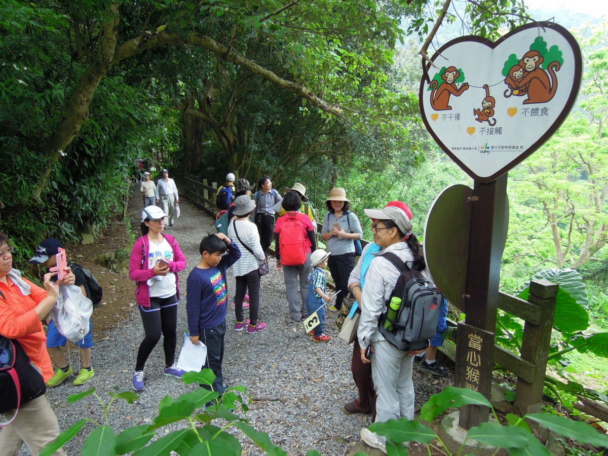天母古道沿線皆皆設有告示牌，提醒民眾留意獼猴出沒以及「不餵食、不干擾、不接觸」等三大原則。台北市動保處/提供