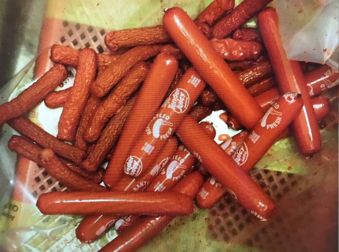 旅客違規攜帶熱狗。防檢局/提供