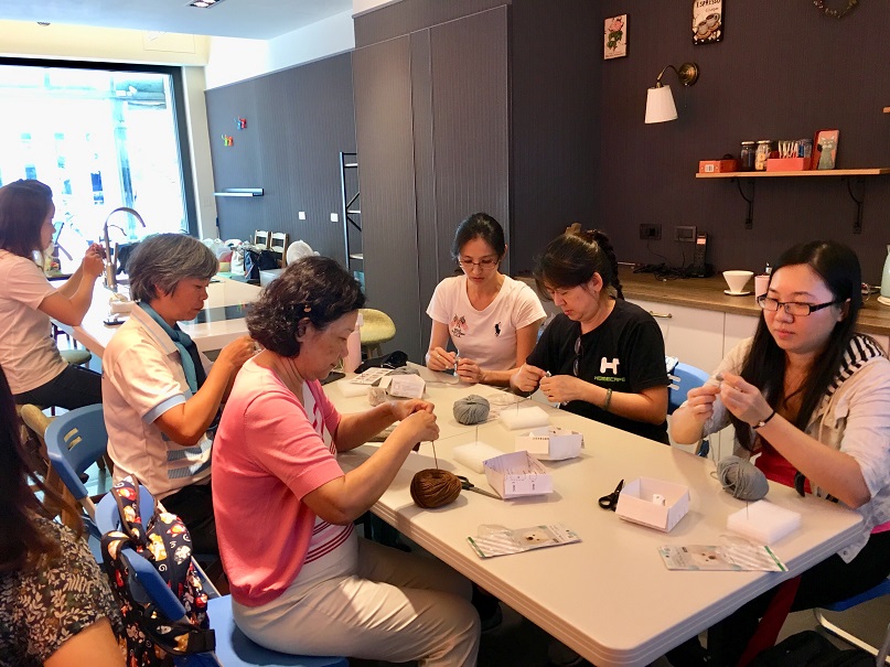 志工們認真製作毛線球。台中市動保處/提供