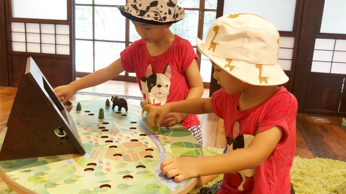 「漫遊山林說野趣─生態保育探索展」以圖文說明及影音多媒體互動裝置帶領民眾認識動物的故事與生態習性。圖為生態廊道桌遊互動,林務局/提供