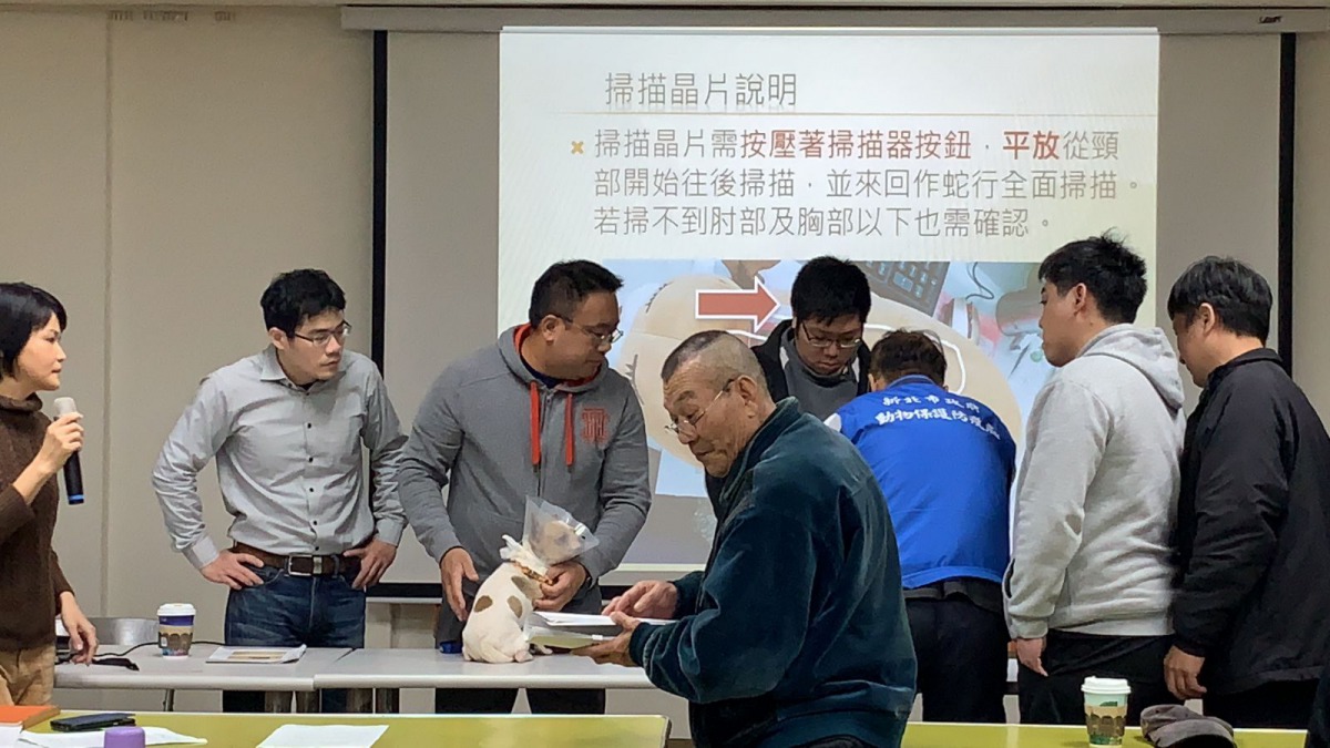 受訓學員實地操作掃描晶片。新北市動保處/提供