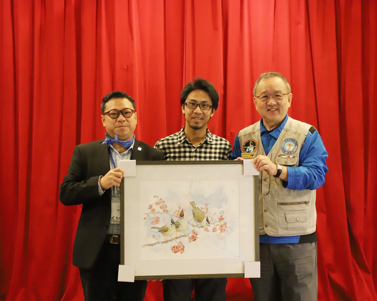 台北鳥會致贈冠羽畫眉手繪圖予WWF-China,由左至右分別為WWF-China總幹事盧思騁、繪者李政霖,及台北鳥會理事長劉新白。台北鳥會/提供