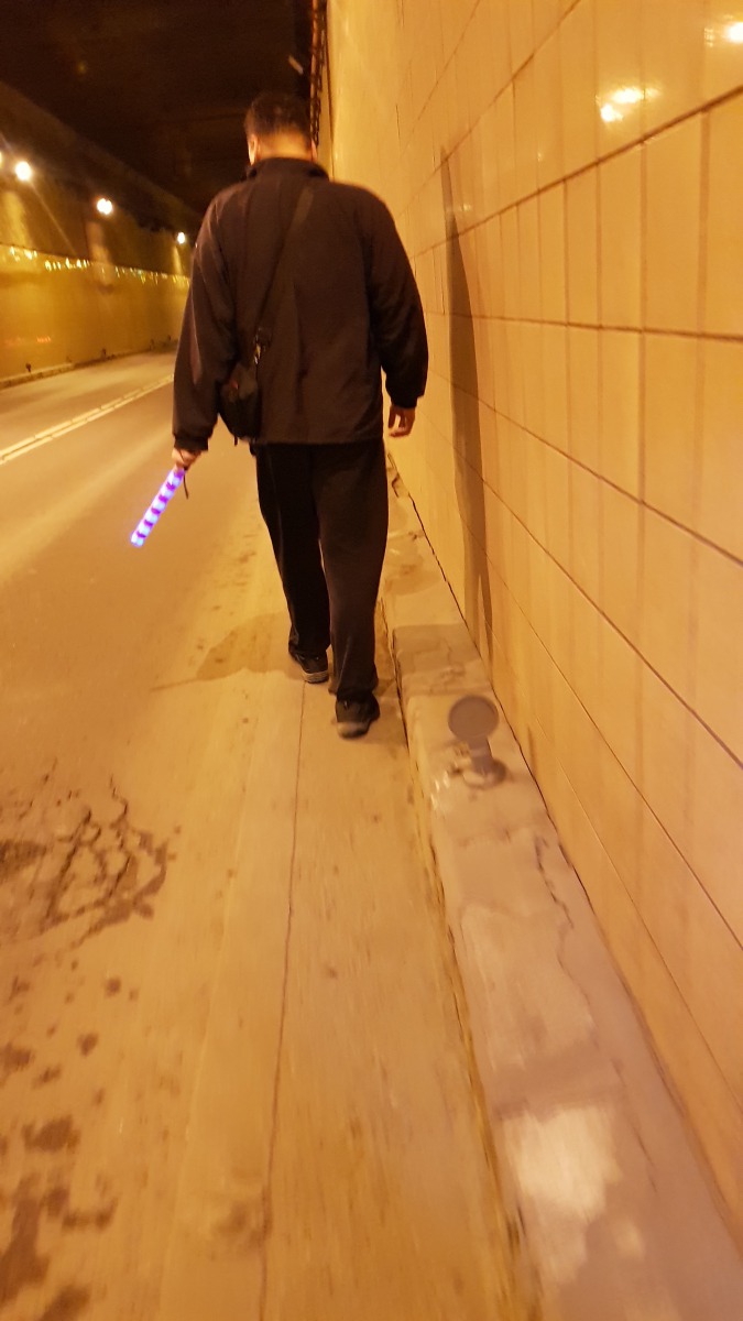 動物救援隊員沿著地下道徒步搜尋受困小黑貓。台北市動保處/提供