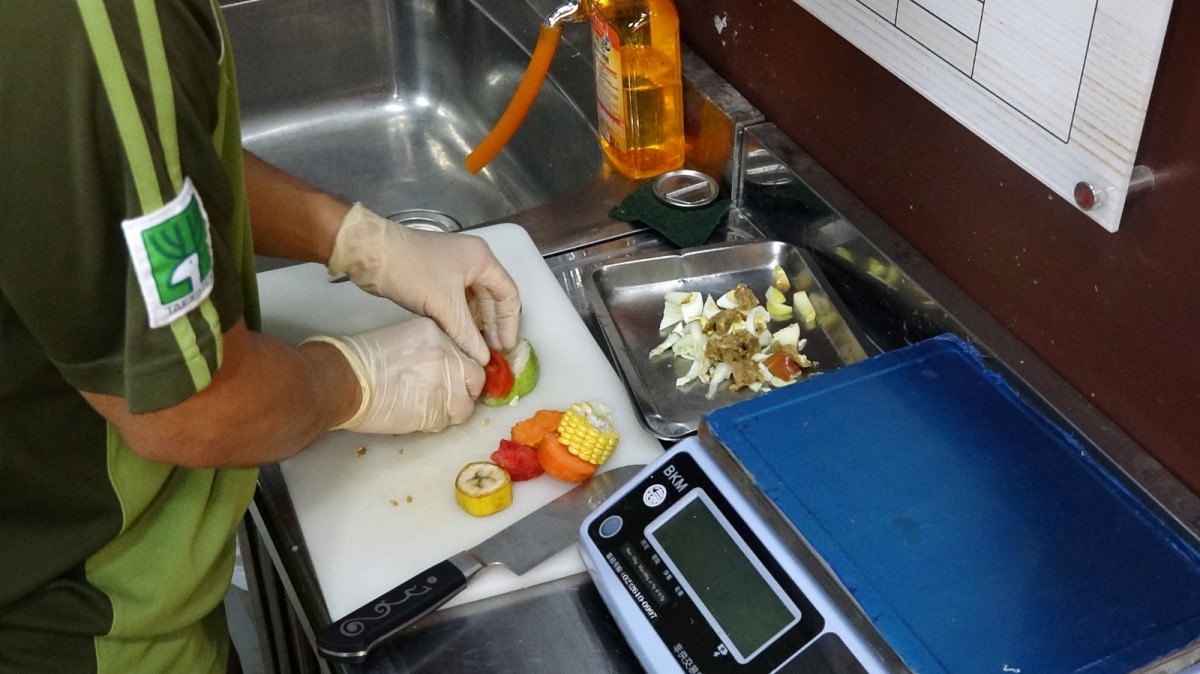中央廚房協助配送食材到穿山甲館後,館內的保育員們便要再依照動物的食性與需求,分別處理各類食材。台北市立動物園/提供