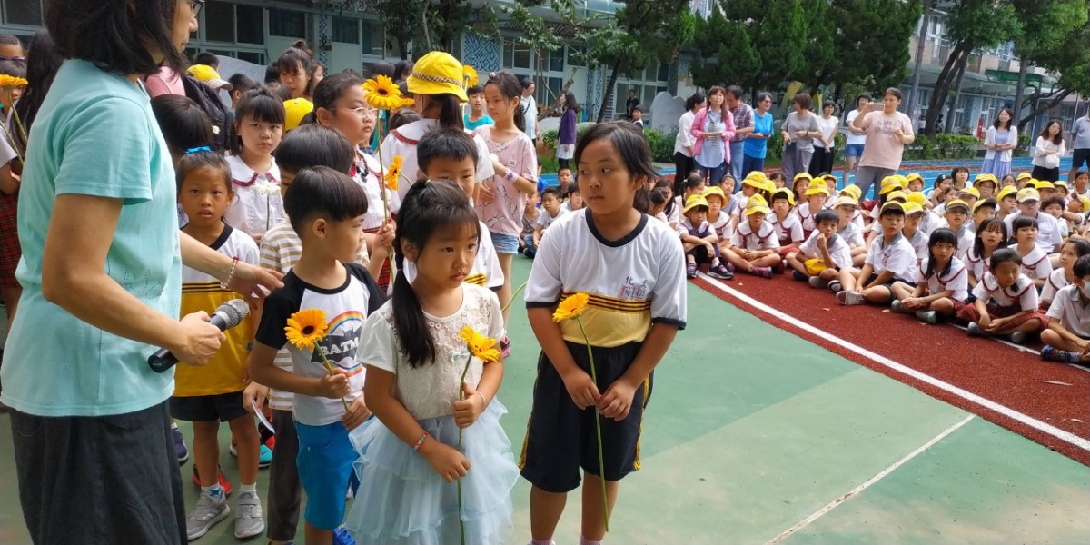 早晨朝會大家共聚懷念這個小白襪天使。新北市動保處/提供