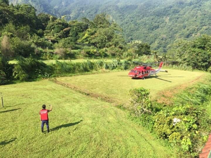 為了減少長途運輸可能造成的緊迫，花蓮林管處特別請求空中勤務總隊支援，以新型飛機黑鷹作為小黑熊的交通工具。花蓮林區管理處/提供