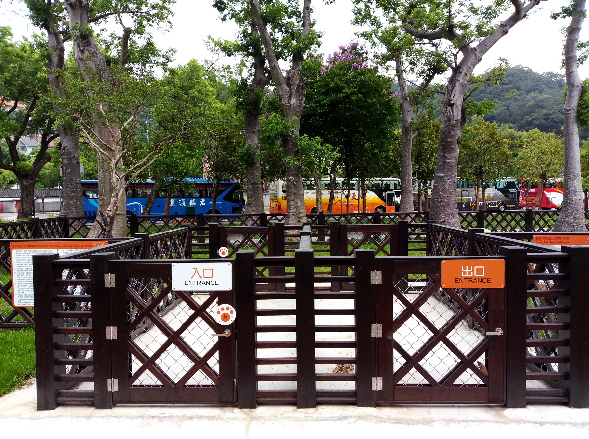 至善公園(福林)狗狗活動區是北市第一個木造的狗狗活動園區。台北市動保處/提供