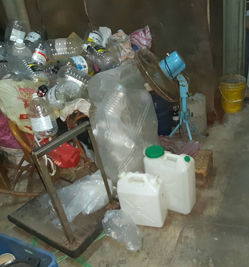 住家雜物堆放過多，容易讓蛇躲藏。新北市動保處/提供