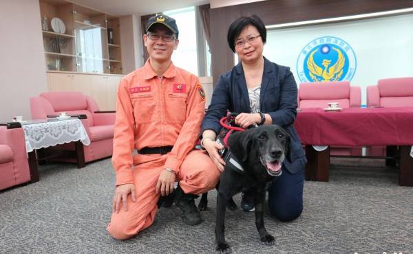 2016年4月29日為Bailey辦理「搜救犬寄養儀式」,由周小姐領養Bailey。台北市消防局/提供