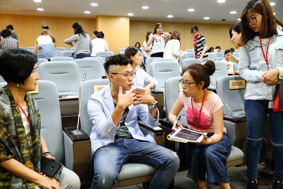 學員們反應熱烈,圖為鍾昇樺在下課後與學員討論。福壽實業/提供