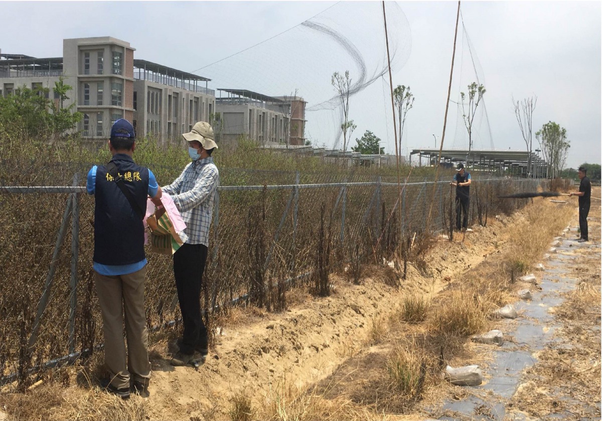 保七員警與農業處人員在卸下鳥網,以避免再有鳥類受害。保七總隊第七大隊/提供