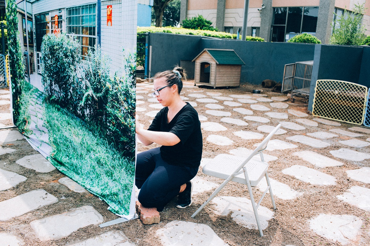 Karren運用「景中景」的概念,彷彿在園區中開啟了任意門,將收容所的狗狗帶到不同場景。Karren Kao/攝