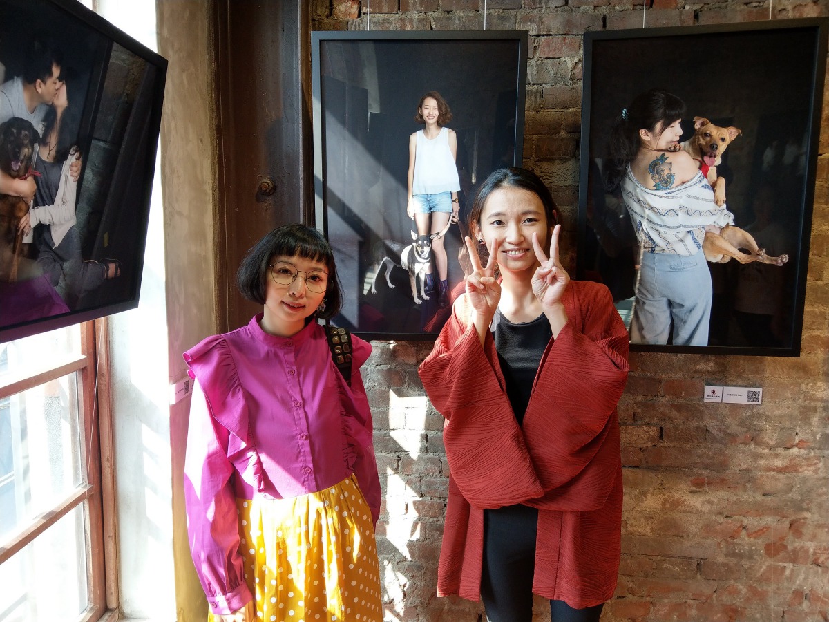 認養人(右)也來看展,在自己的照片前與攝影師Karren(左)合影。陳璽安/攝