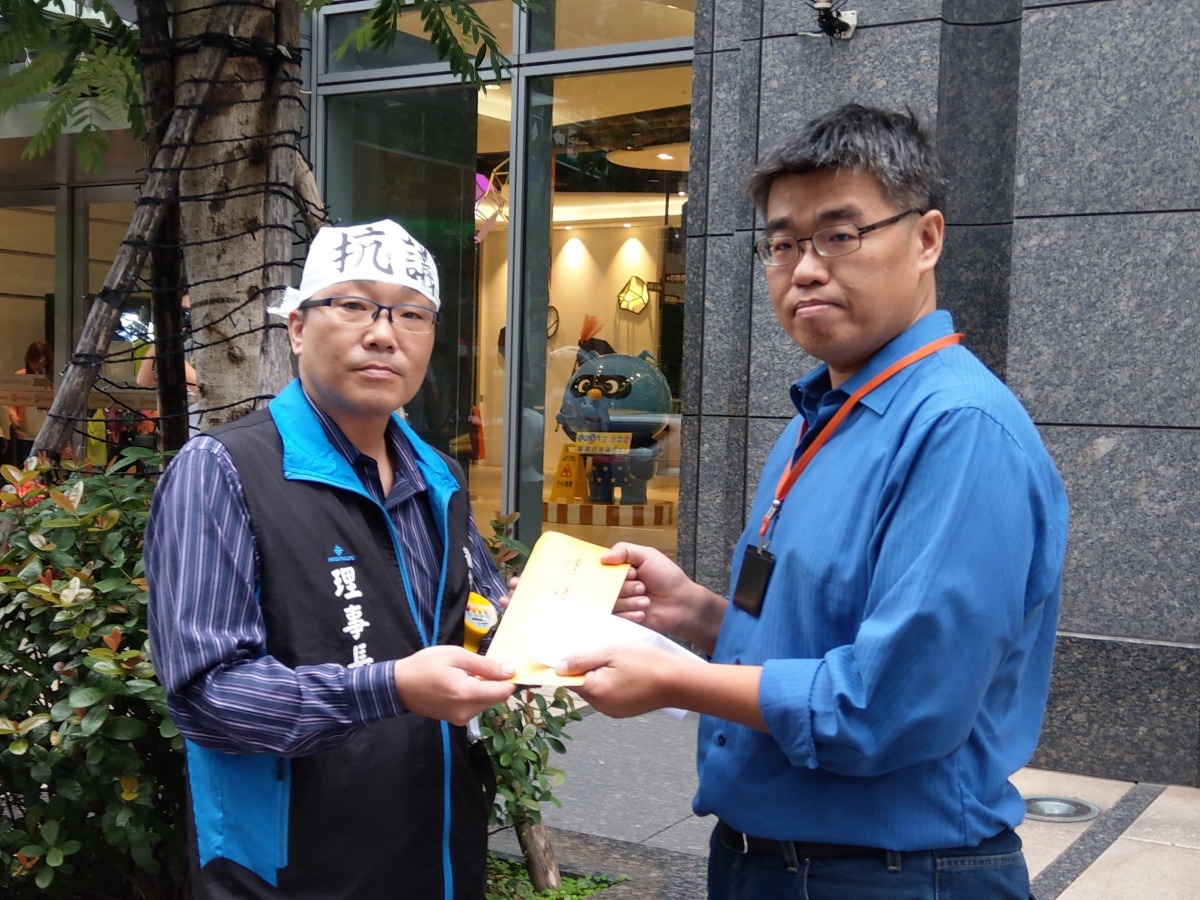 新北市寵物商業同業公會於今（16）日下午至蘇貞昌競選辦公室抗議並遞交陳情書，盼蘇貞倡撤除該政見並向寵物產業業者道歉。陳璽安/攝