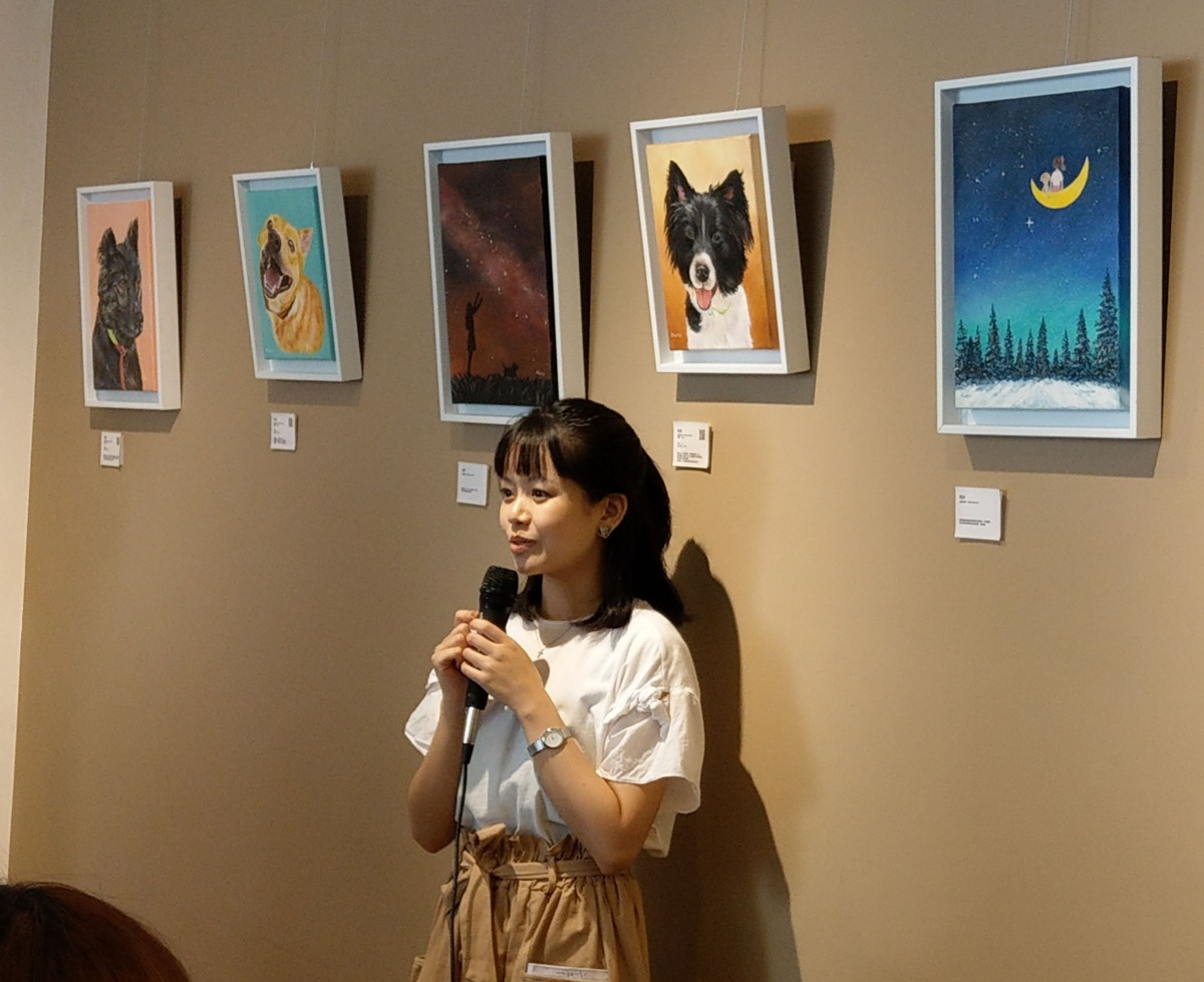 Nunu於畫展開幕式上分享創作心得。陳璽安/攝