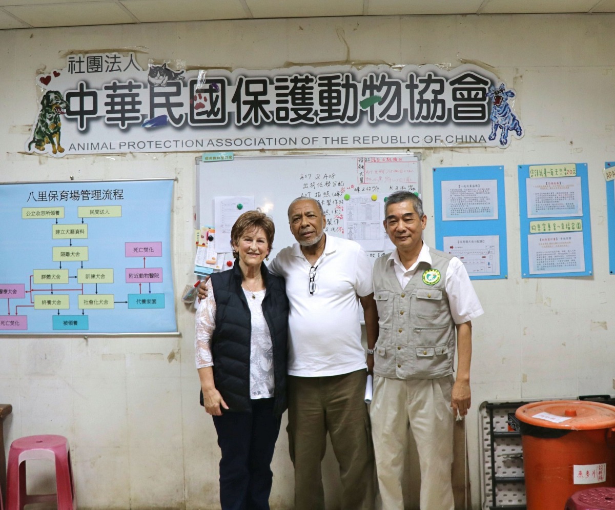 CFL ACTAsia生命關懷教育主任Joy Leney(左)、Dr. Lloyd Tait(中)與APA祕書長黃慶榮(右)合影。APA/提供