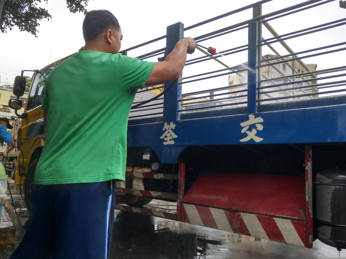 所有運豬車輛都須確實清洗並消毒。陳璽安/攝