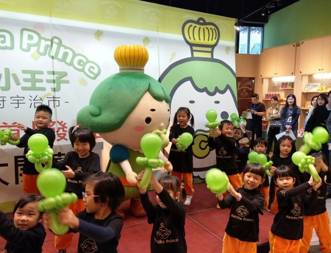 茶茶小王子與小朋友們在開幕式上共舞。陳璽安/攝