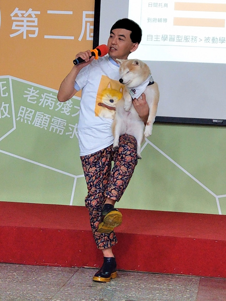 黃子佼手上是親人的公關犬Kula，一手拿麥克風的黃子佼為了讓Kula被抱得舒適一點，單腳站了好久。Kula雖然得了青光眼，近乎半盲，卻仍自在地在會場裡到處晃盪，接受眾人的撫摸與讚美。陳璽安/攝