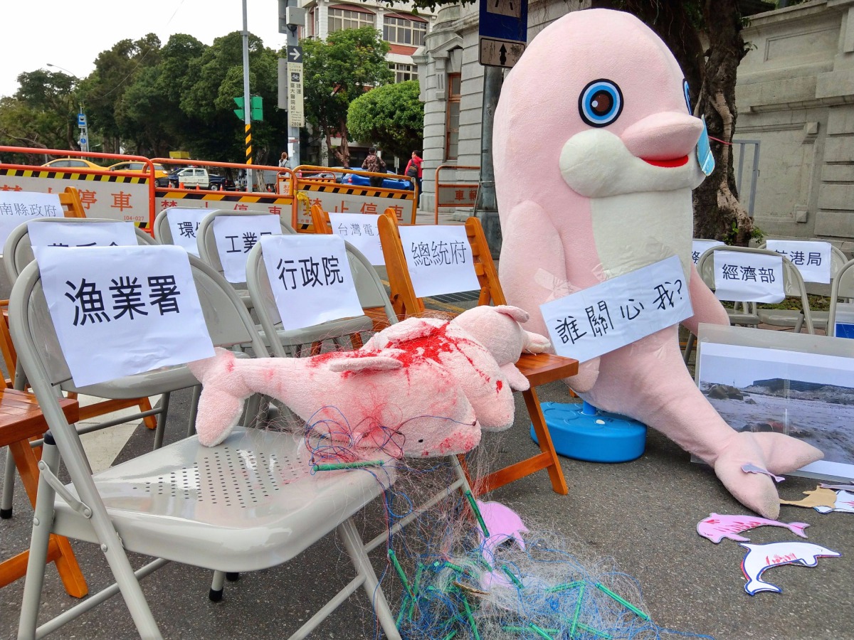 「沒人關心白海豚」行動裝置藝術，空蕩蕩的座位像徵各單位的漠不關心。陳璽安/攝