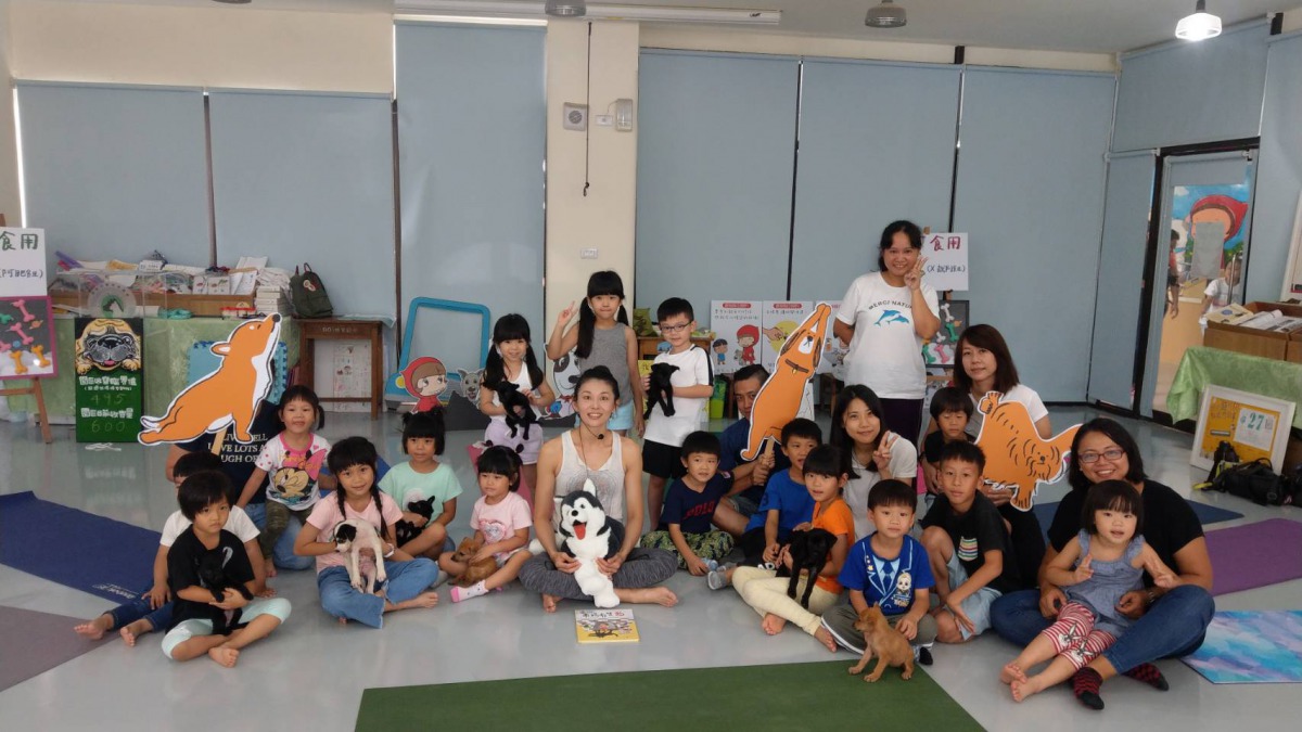 現場歡笑與犬吠聲此起彼落,小孩、毛孩都開心。高雄市動保處/提供