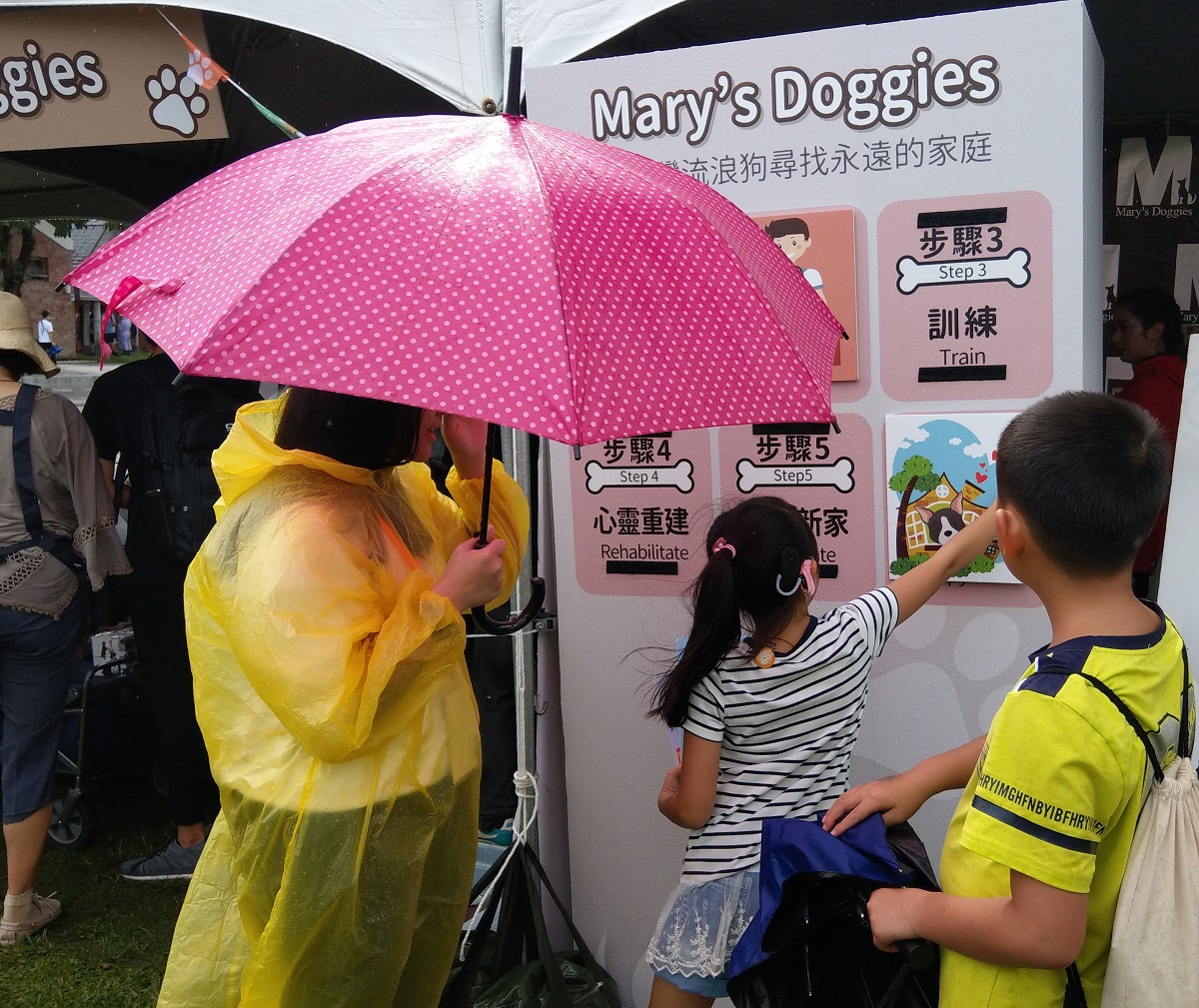 大小朋友熱情參與闖關遊戲。陳璽安/攝