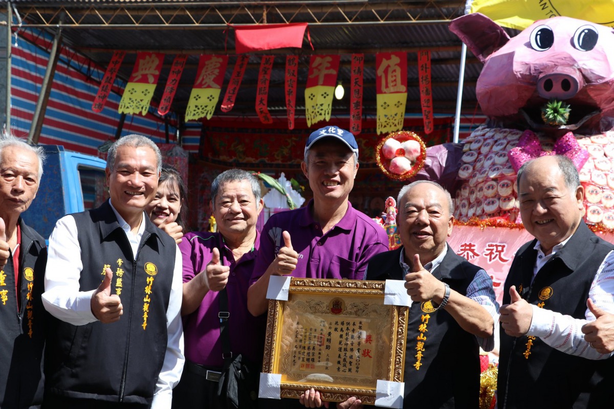 每隻創意神豬都獲得廟方的頒獎,動社會也對廟方的轉型表達感謝與肯定。翻攝自台灣動物社會研究會粉絲專頁