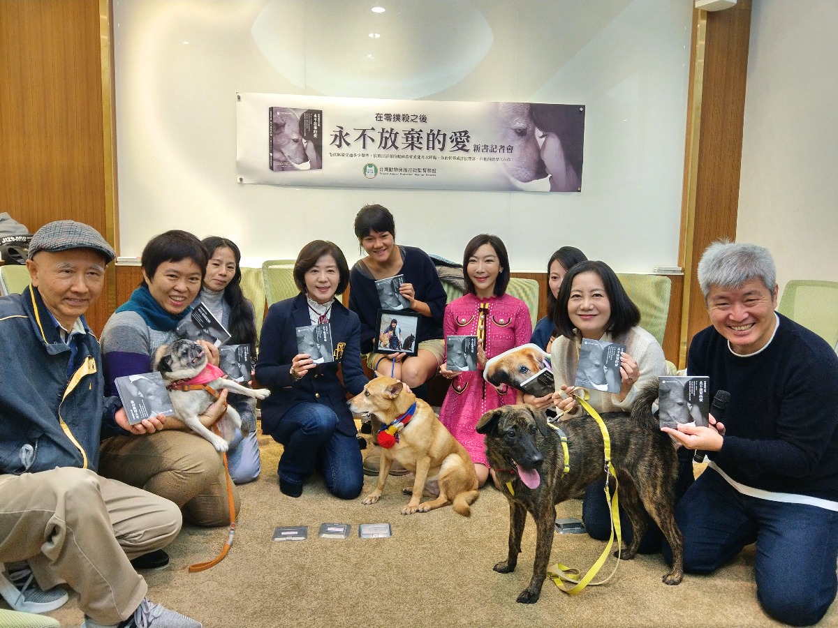 在記者會現場，「妞妞」（圖中坐姿黃狗）表現十分穩定。陳璽安/攝