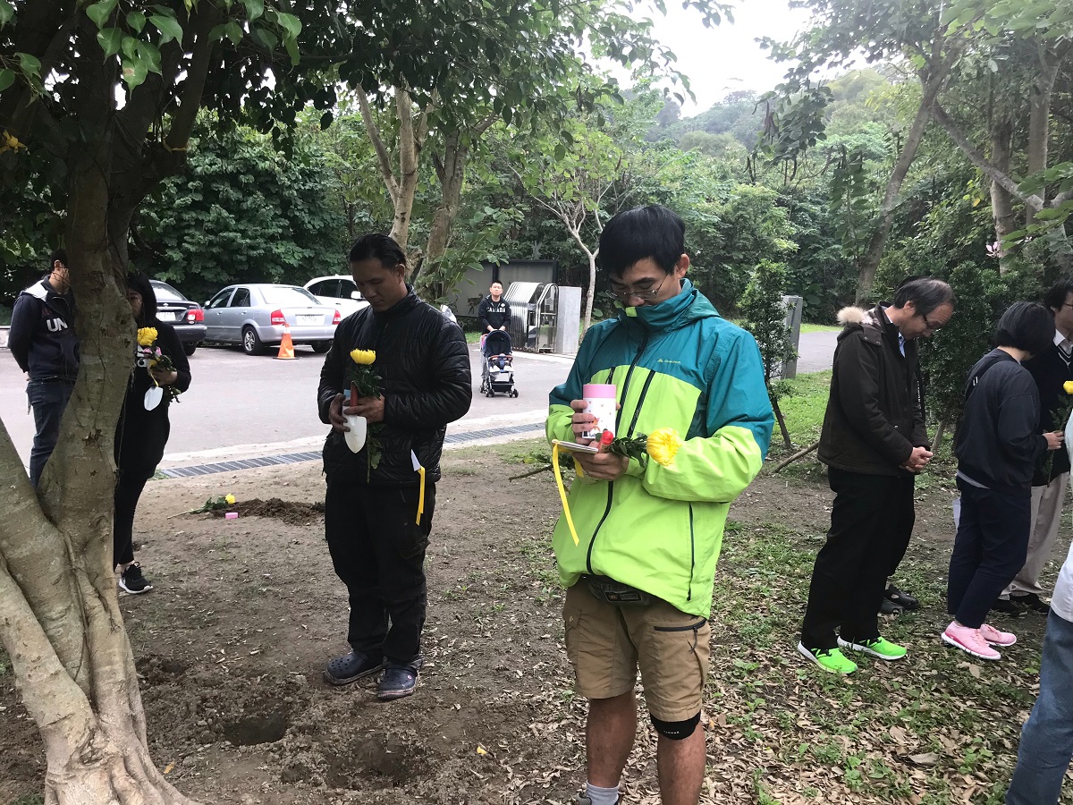 飼主們透過環保又有意義的樹葬送毛孩離開。新北市動保處/提供