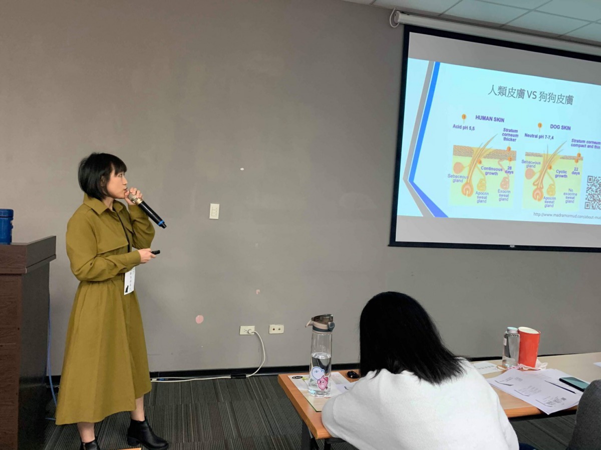 伊亞動物醫院院長吳安妮詳細說明了犬貓常見的皮膚問題以及飼主居家照護知識。美商瑪氏公司/提供