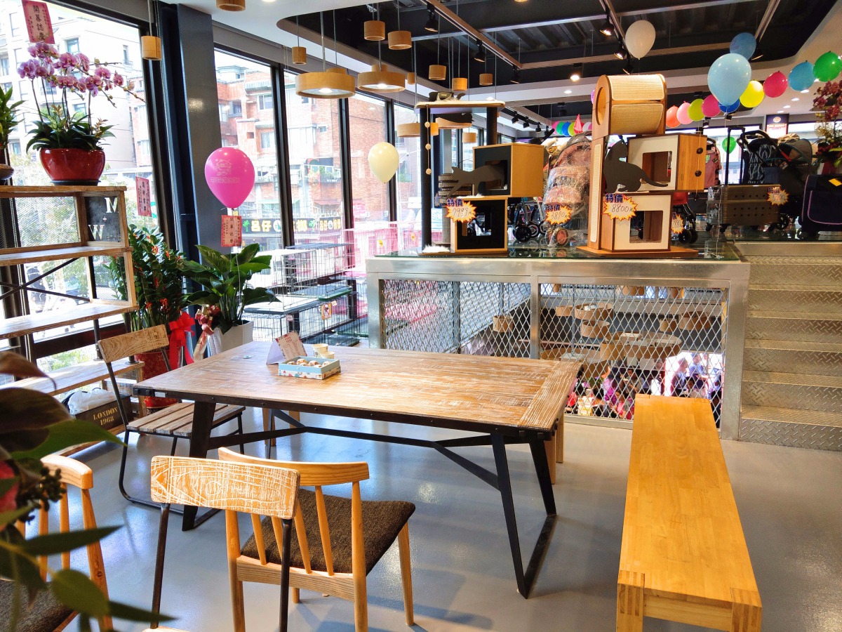 二樓的用餐休息區，讓飼主與寵物共享的午茶時光。陳璽安/攝