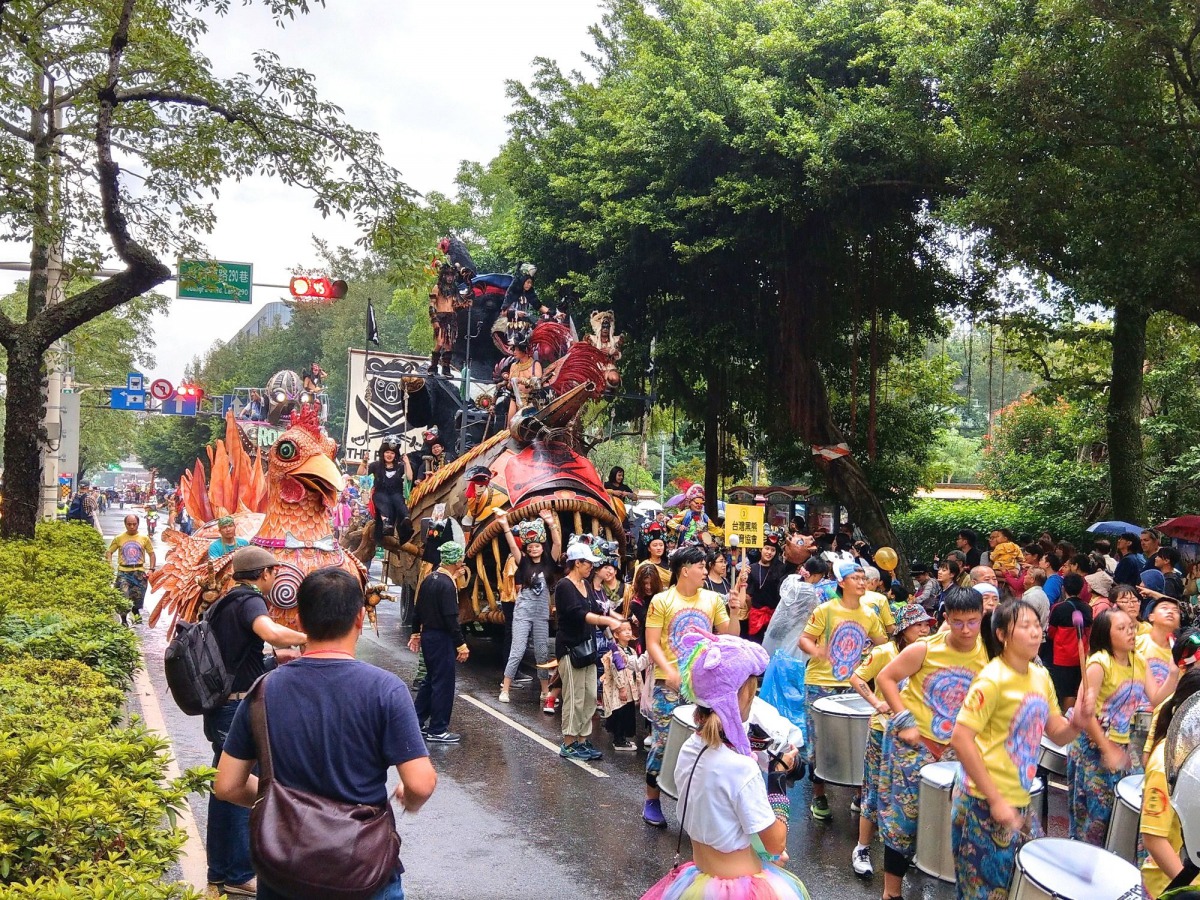 群眾夾道歡迎嘉年華隊伍。陳璽安/攝