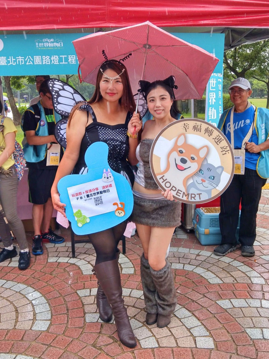 志工角色伴演成動物,推廣以認養代替購買。陳璽安/攝