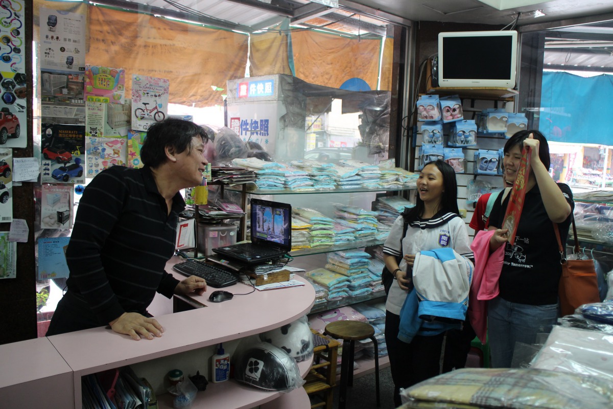 有人主動給學生糖果、鼓勵與讚美，也有店家主動將春聯貼在大門口，用實質行動支持、鼓勵學生。胡桂琴/提供