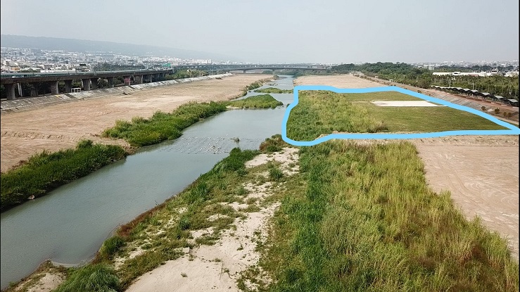 貓羅溪的現況照片，其中藍色框中為第三河川局於河道整治後所建立的示範區，短草區提供民眾遊憩，長草區可讓生物使用。特生中心/提供