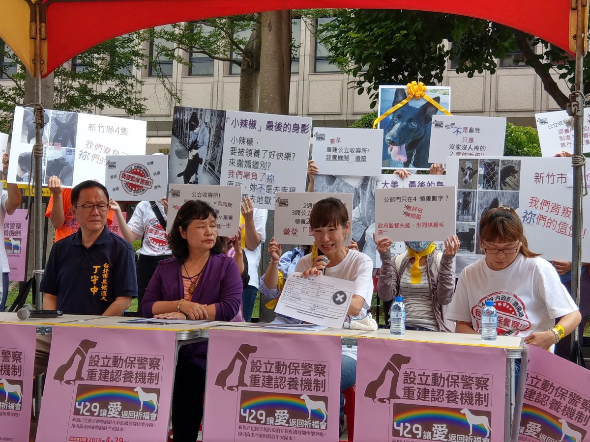 丁守中（左一）、陳曼麗（左二）皆到場支持。圖中右一為志工小花，右二為志工丸子。陳璽安/攝