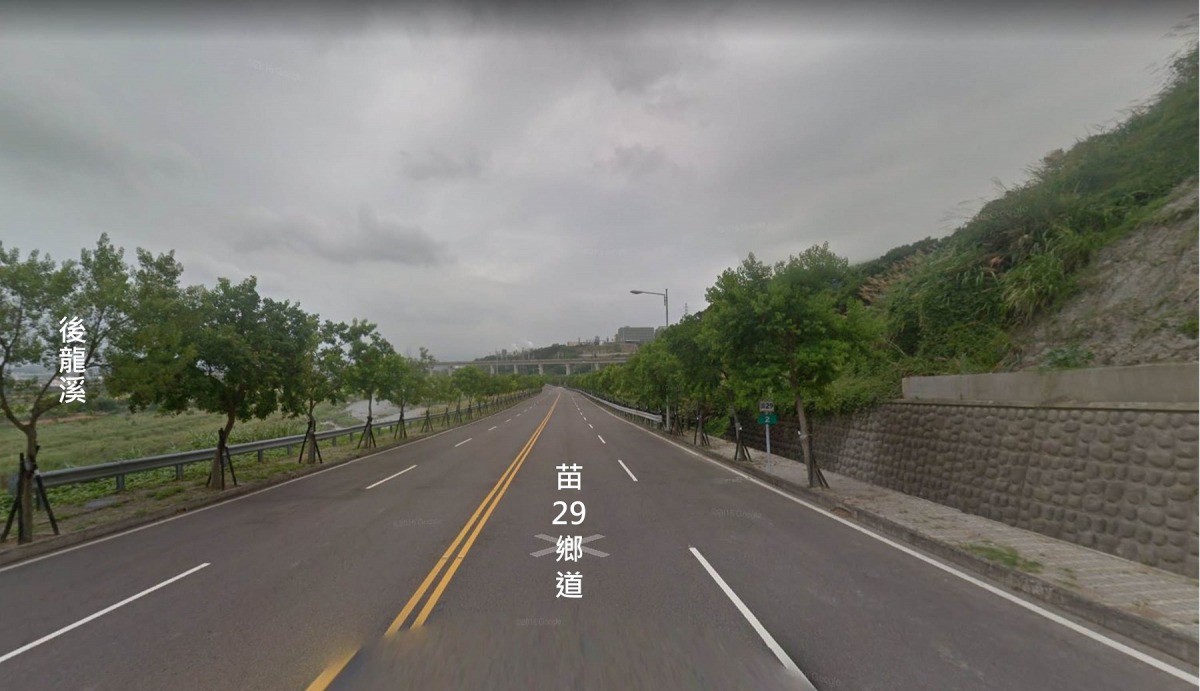 苗29鄉道1K至2K路段一邊是後龍溪，一邊是林地。取自GOOGLE街景