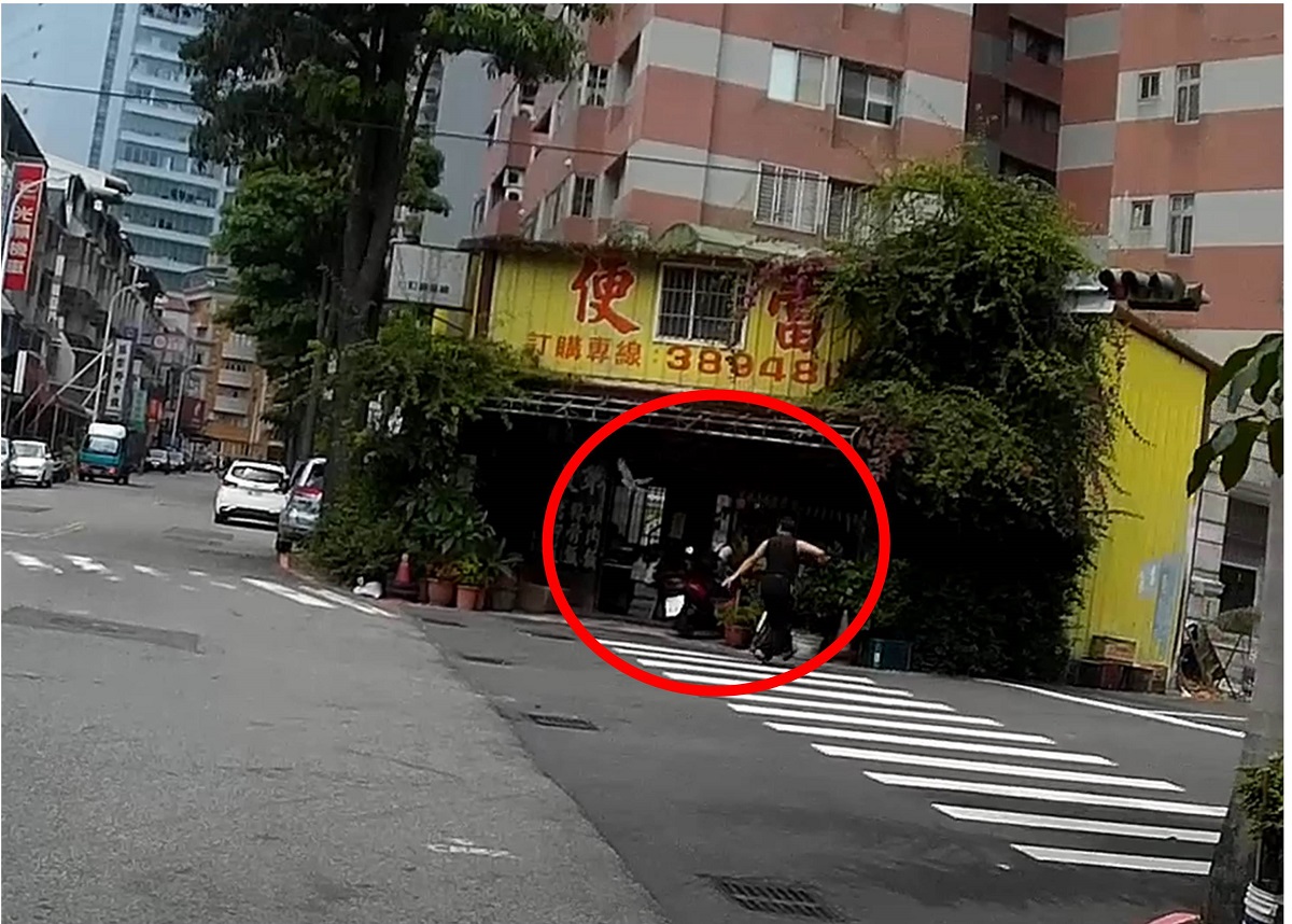 男子試圖徒手捕捉鳳頭蒼鷹。截取自余先生提供之影片