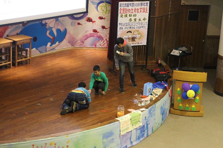 「那位哥哥真的是扮演狗狗嗎?那我可以摸摸他嗎?」學童天真的疑問,顯示課程之生動。新北市動保處/提供