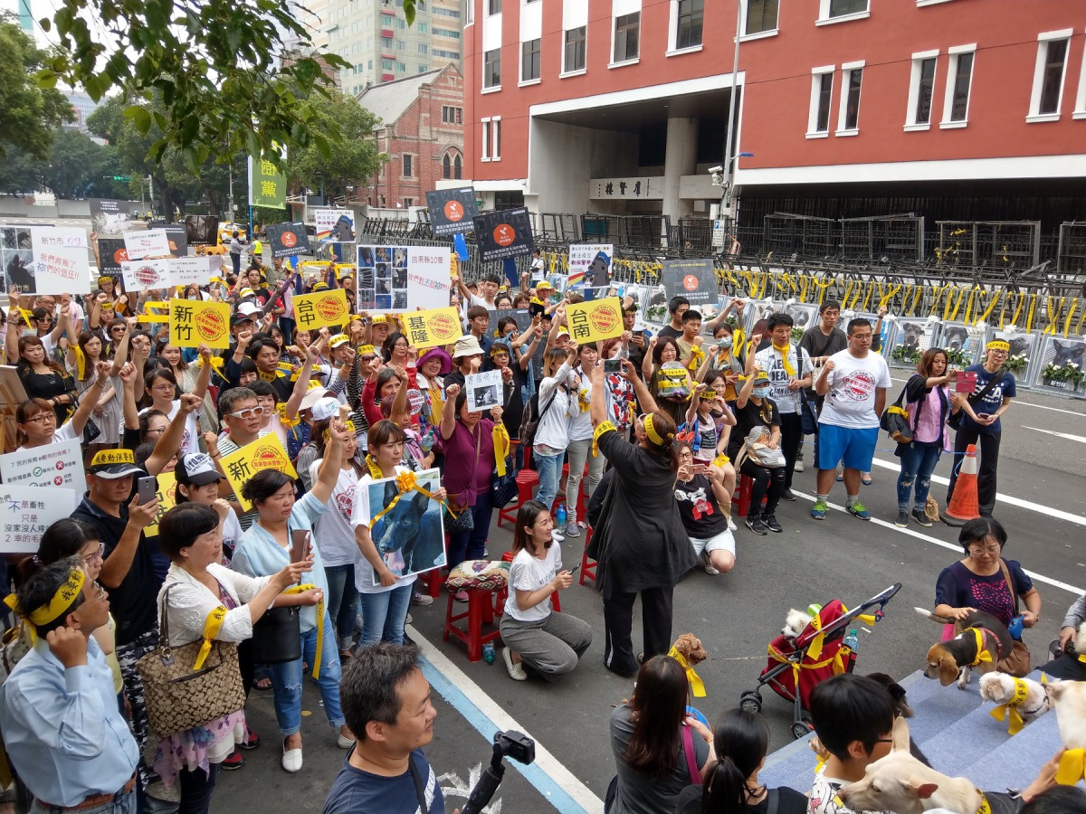 志工們舉辦「讓愛返回祈福會」，祝福已經不在人世的狗，也祈求還活著的狗能夠平安歸來，同時也要求公立收容所建立認養評估與追蹤機制。陳璽安/攝