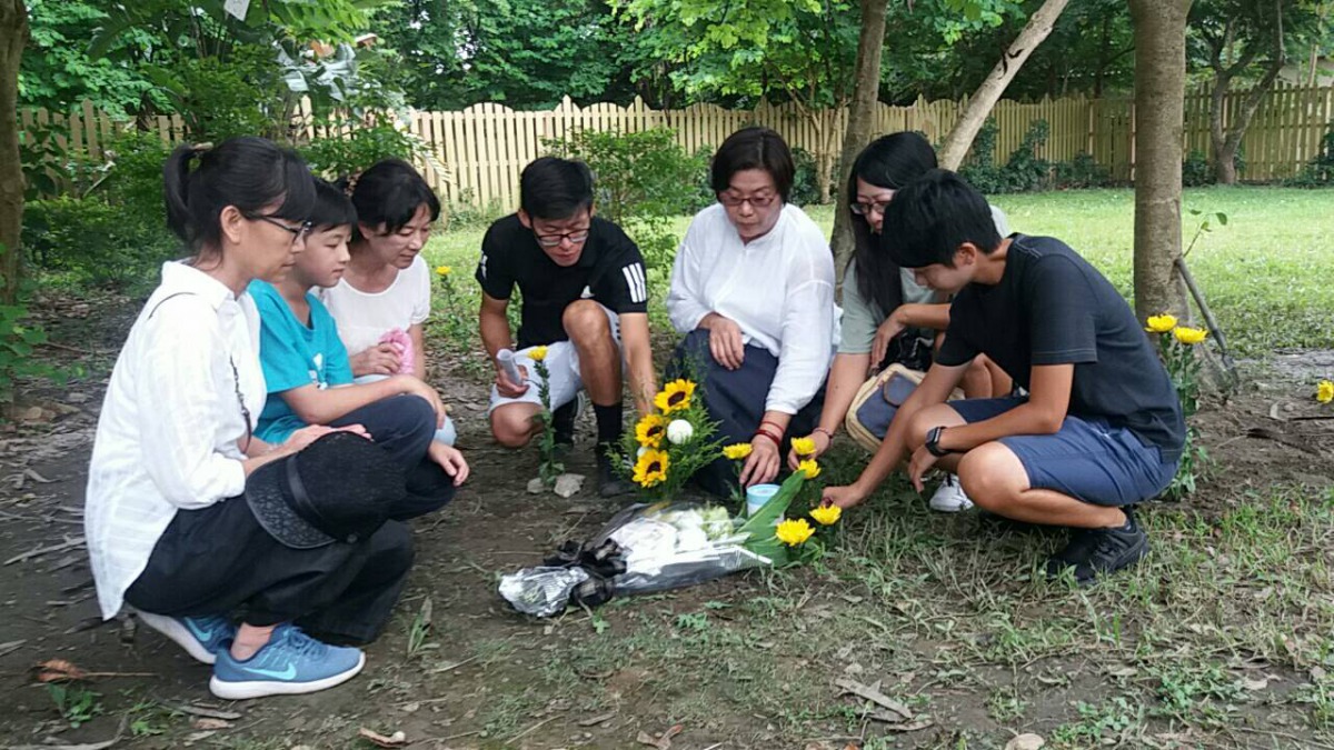 淡水文化國小師生7人送小白襪一程。新北市動保處/提供