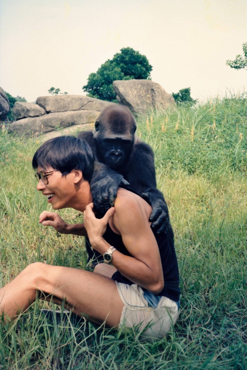 當年幾位負責照顧「寶寶」的保育員,輪流充當「寶寶」的大玩偶。台北市立動物園/提供