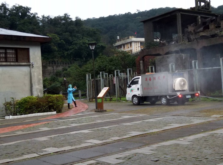 新北市動保處開消毒車進行消毒。新北市動保處/提供