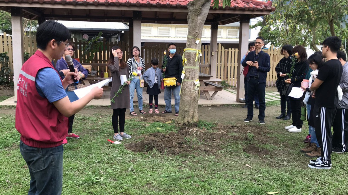 新北市動保處人員誦讀追思文,共同緬懷毛寶貝。新北市動保處/提供