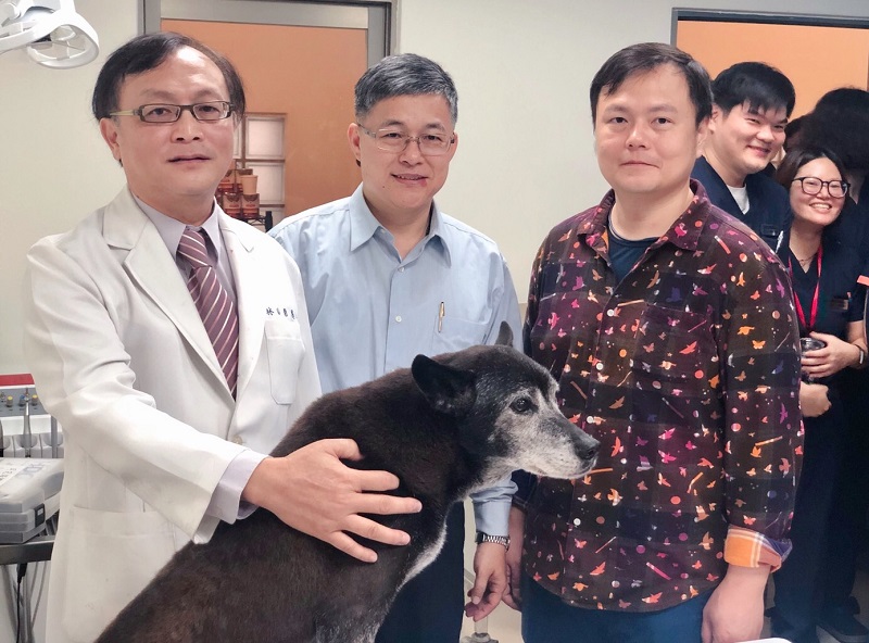開幕現場林荀龍老師、台中市動保處副處長及林皇耀老師合影留念。台中市動保處/提供