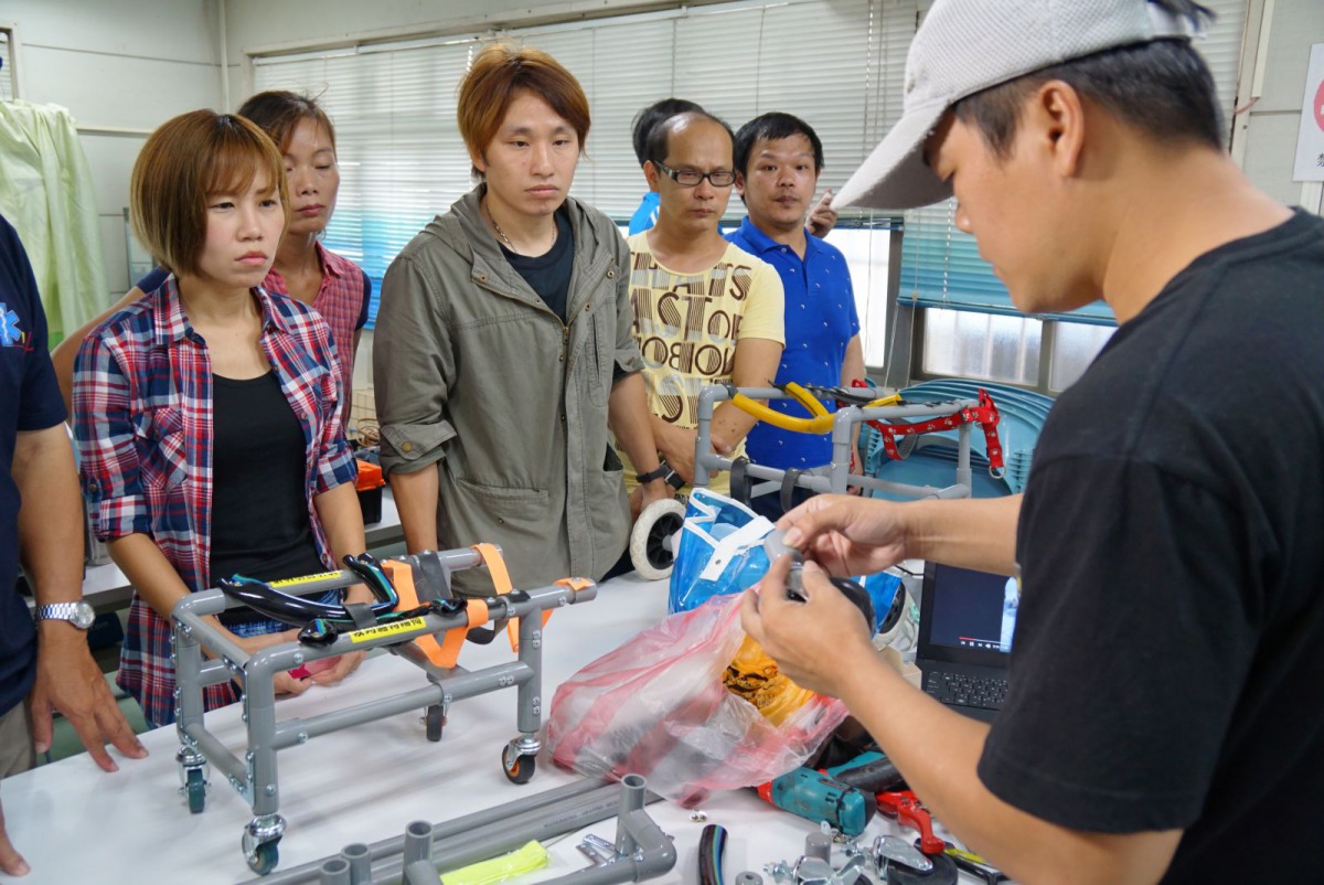 新北市動保處教導輪椅製作。新北市動保處/提供