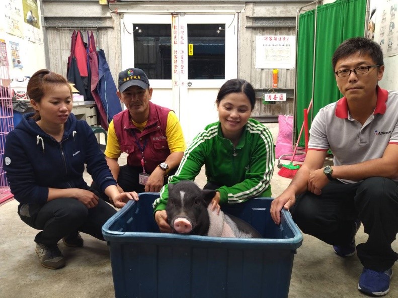 原飼主和新飼主開心拍紀念照。新北市動保處/提供